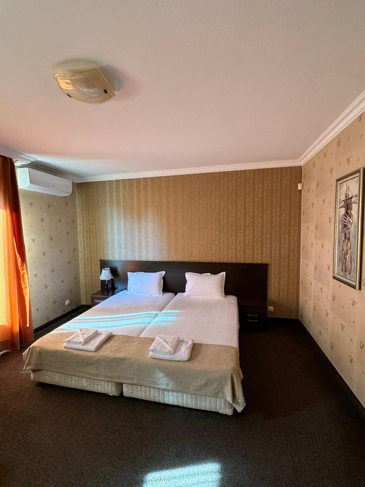 Hotel-Restaurant Almond カルロヴォ エクステリア 写真